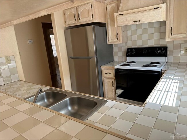 Building Photo - 16 West Dr