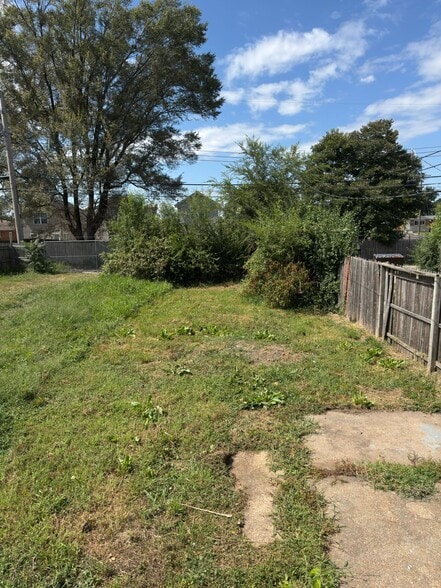 Building Photo - 7707 Vermont Ave