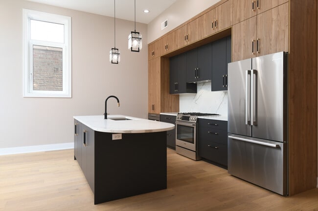 Building Photo - 1627 W Warren Blvd