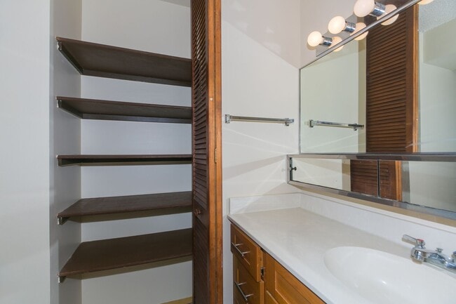 Building Photo - Views and Location!