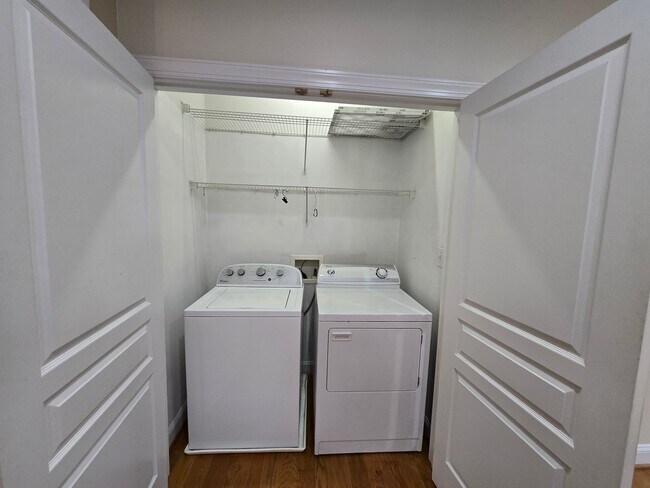 Building Photo - Stylish 3BR, 3BA Townhouse – Prime Locatio...