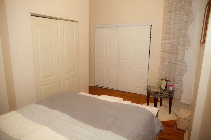 Middle bedroom, queen bed - 3443 Sheffield N Ave