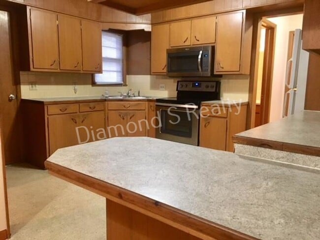 Building Photo - LOCATION! LOCATION! LOCATION!  South Springfield Duplex Available!