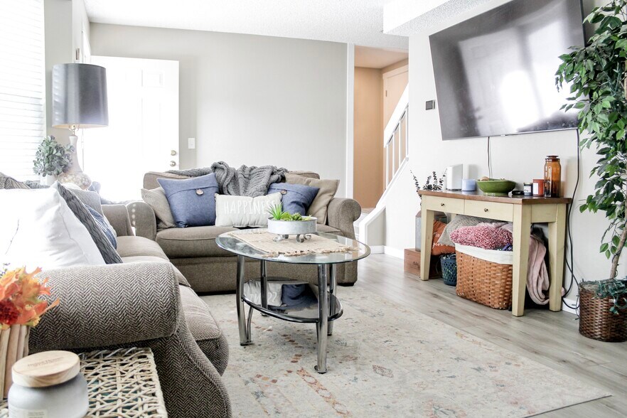 Building Photo - 1987 Palm Dr