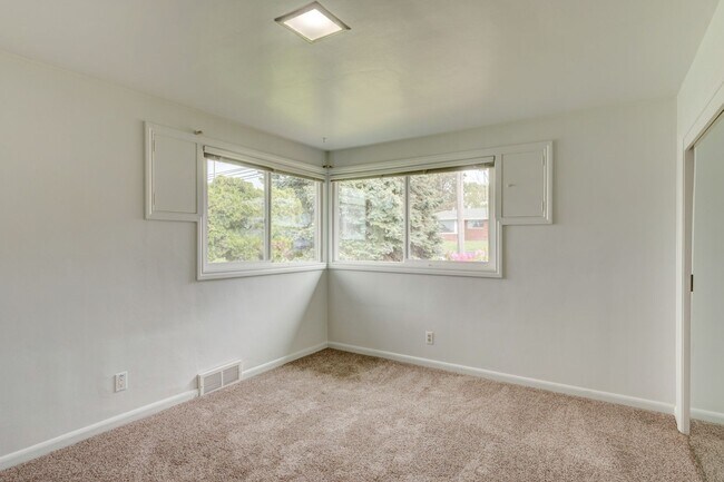 Building Photo - 3 Bedroom 2 Bath Home near Heart of Oak Ha...