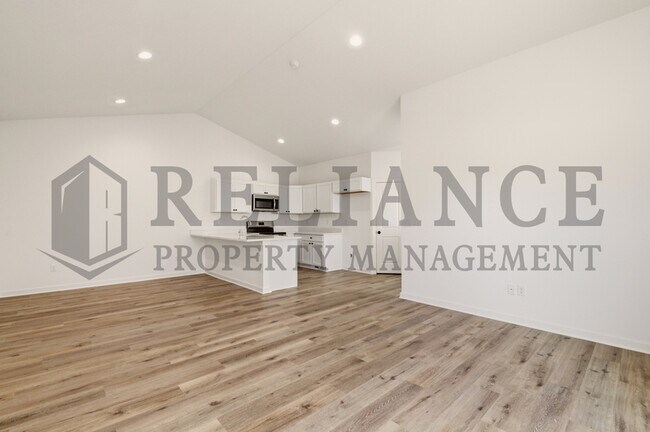 Building Photo - 5259 N Pinecrest Ct