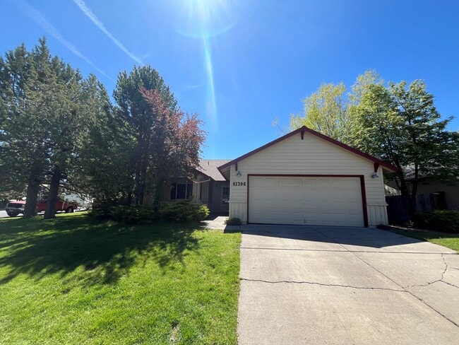 Building Photo - Cozy SE Bend 3 Bed/2 Bath Home on Large Co...