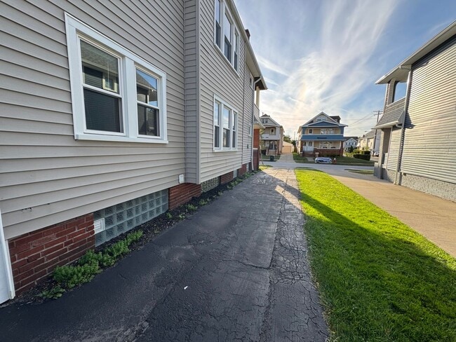 Building Photo - 2115 Lewis Dr