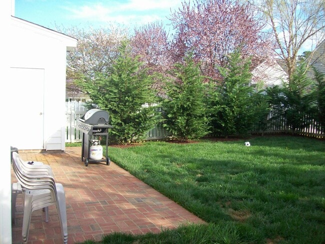 Building Photo - 5024 Village Lawn Dr