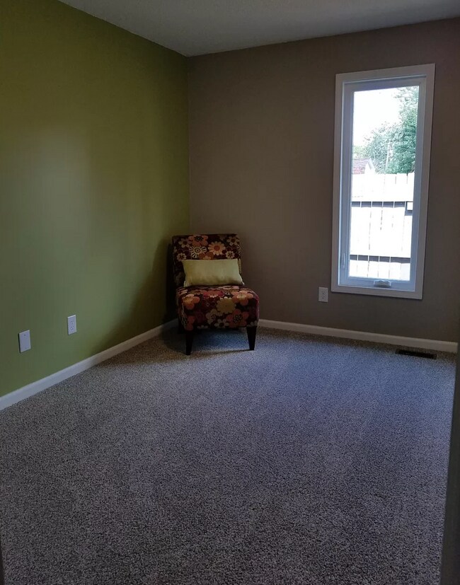 Building Photo - 702 N Ivanhoe Dr