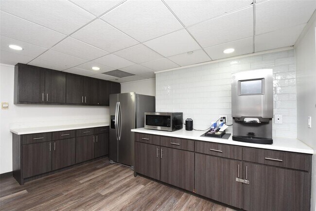 Building Photo - 2016 Main St