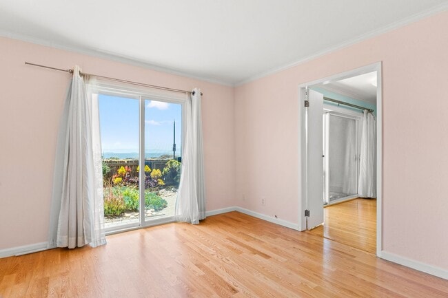 Building Photo - Beautiful 2 Bedroom Corner Unit on the Bea...