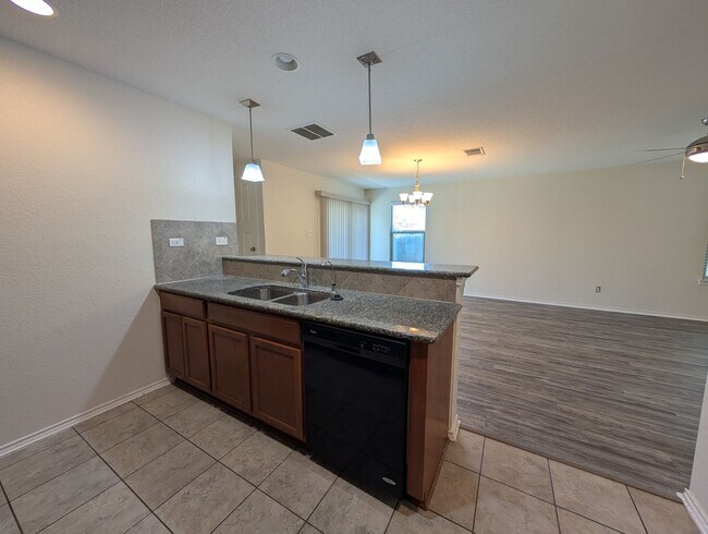 Building Photo - 4/2 in West Village at Creekside / Fenced ...