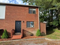 Building Photo - Updated Townhome