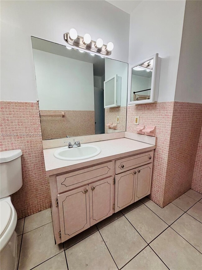 Building Photo - 1050 SW 2nd Ave