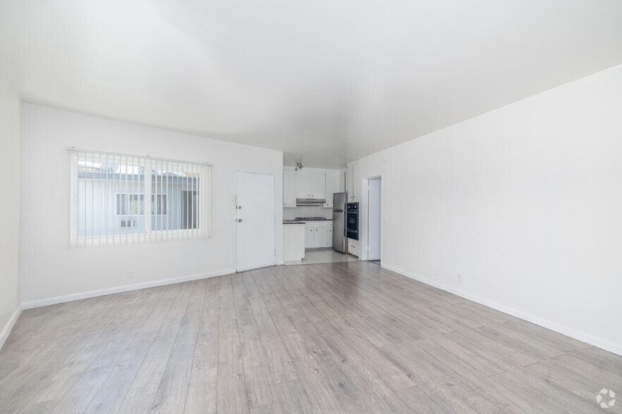 1BR, 1BA - 625SF - Living Room - Edison Triangle