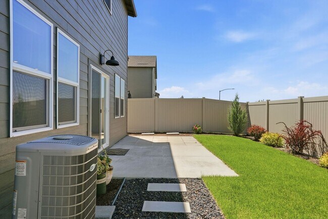 Building Photo - Beautiful Liberty Lake DR Horton Home!