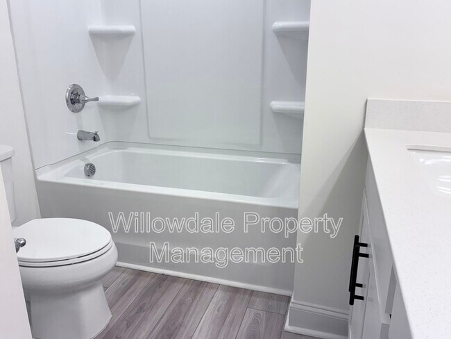 Building Photo - 456 La Maison Ave