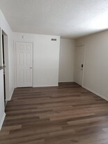 Building Photo - 1050 Plaza Ct N