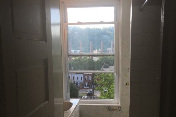 Building Photo - 811 Sarah St