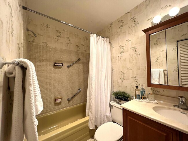 Building Photo - 5908 Viale Elizabeth