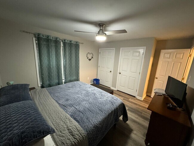 Building Photo - PETS CONDITIONAL + FURNISHED OPTION - Cute Sleepy Hollow Flats-Style Condo!