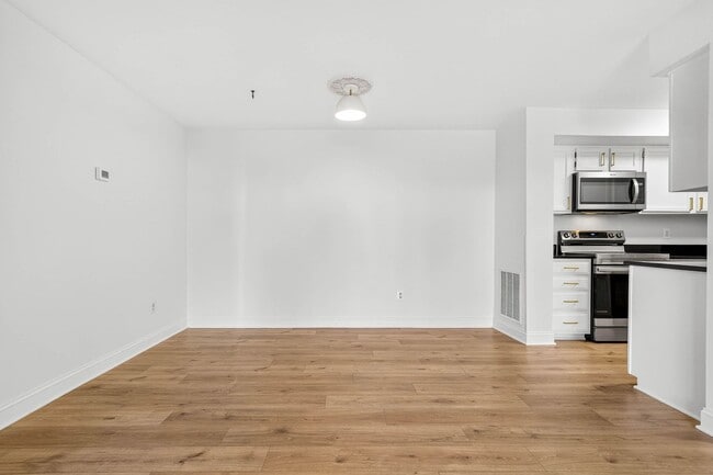 Building Photo - Very Nicely Update Condo in Prime Location!