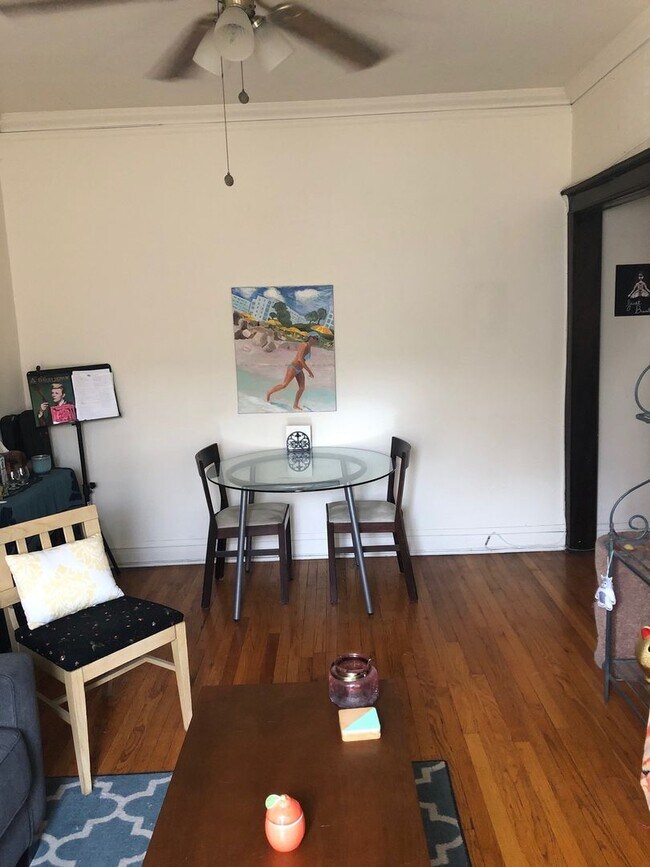 Building Photo - Sun-drenched Roscoe Village with sunny patio and yard