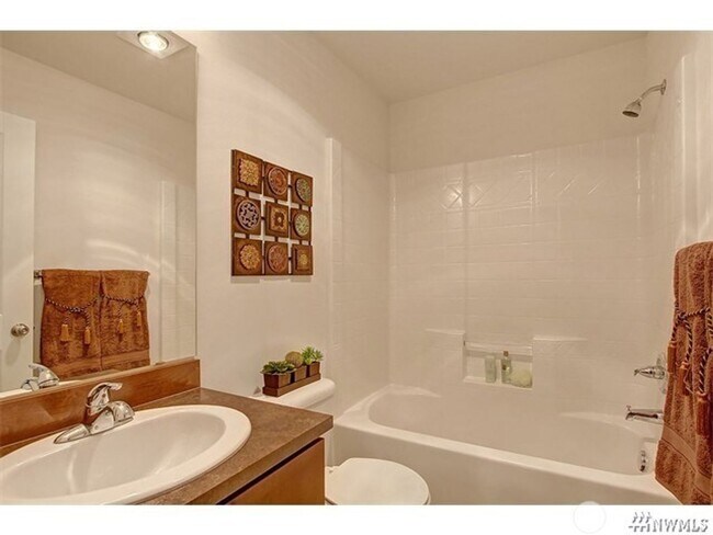 Building Photo - 2Bd/2.25Ba Lynwood Townhome