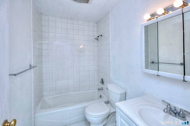 Building Photo - 638 Cove Rd