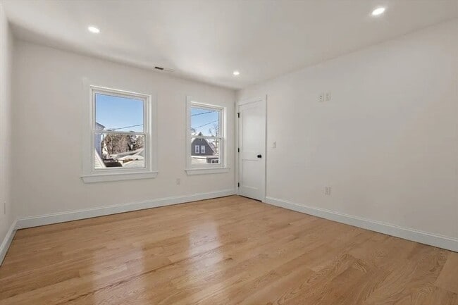 Building Photo - 158 N Beacon St