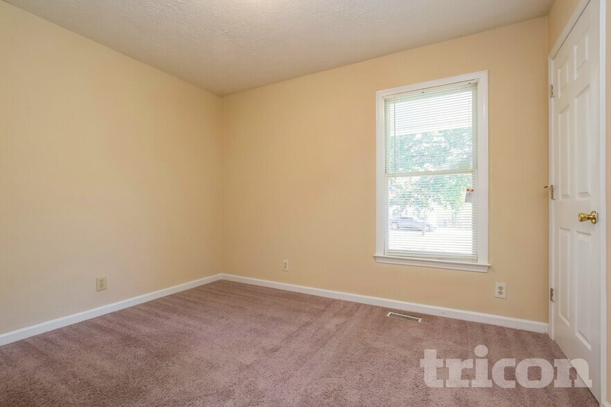 Building Photo - 252 Elizabeth Dr