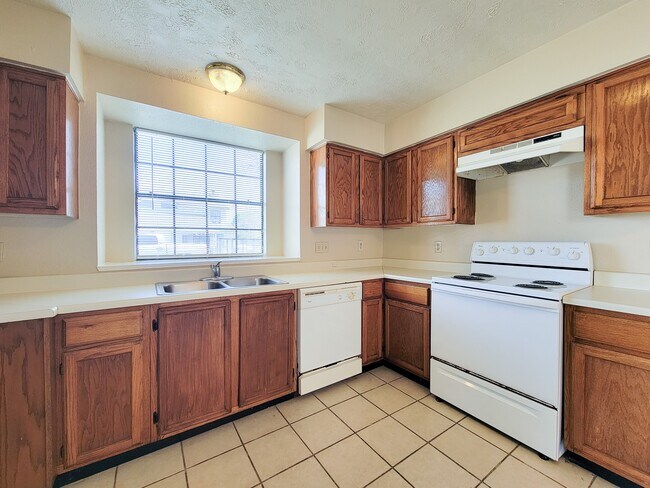 Building Photo - 10059 Emerald Creek Dr