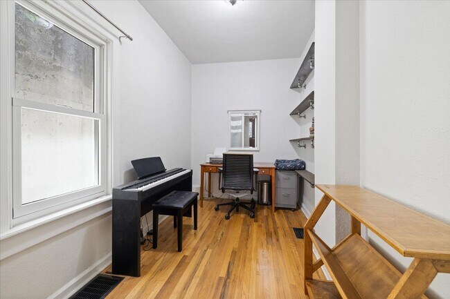 Building Photo - Awesome 3 bedroom, 2 bath home!