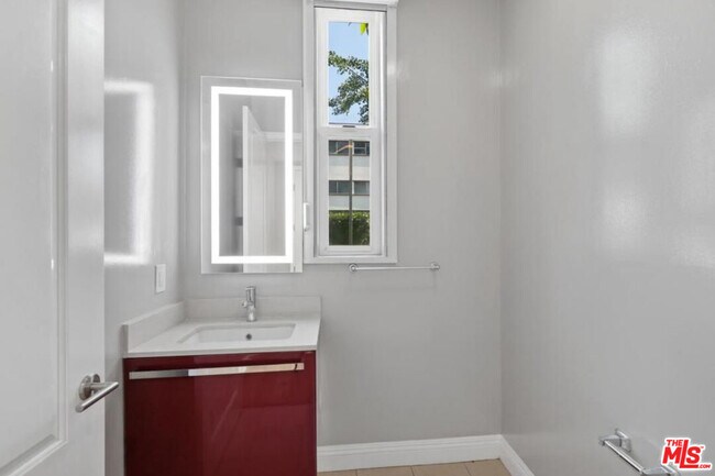 Building Photo - 1283 Havenhurst Dr