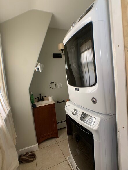 Building Photo - 166 Magazine St