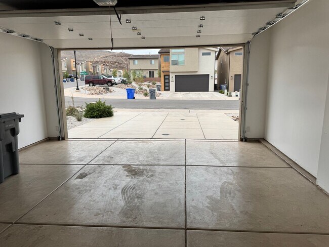 Building Photo - Beautiful 3 bed 2.5 bath Home!