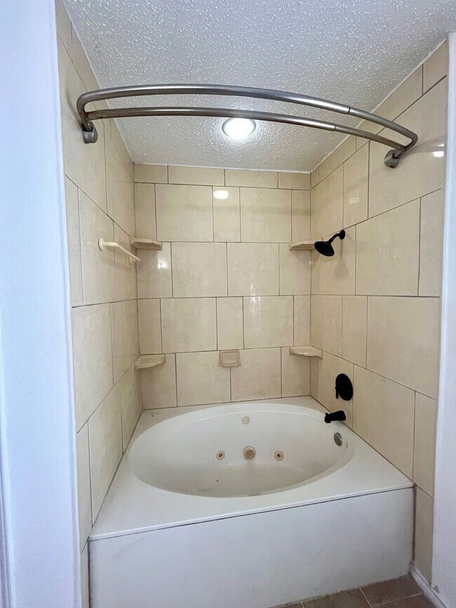 Building Photo - Spacious 3 Bedroom/2.5 Bath home with Large Game Room and Fabulous Deck ~ Move in Ready!