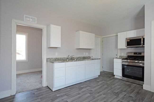 Building Photo - 294 Winifred St E