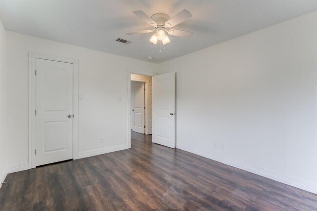 Building Photo - 560 Landfall Ln