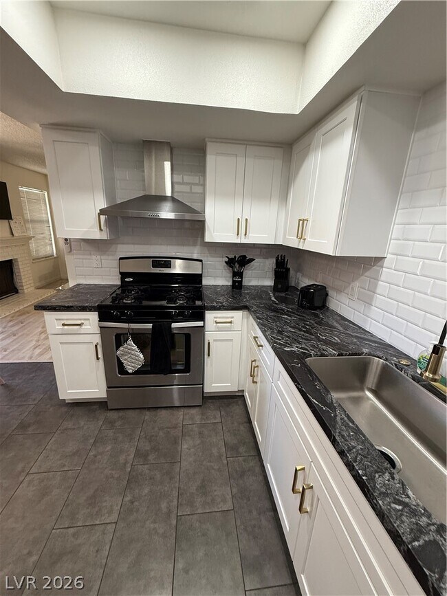 Building Photo - 5576 W Rochelle Ave.