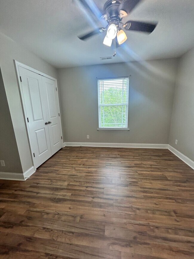 Building Photo - 4 BR, 2 BA, 2 Car Garage | Close to Chattanooga, Volkswagen, FedEx, & Amazon