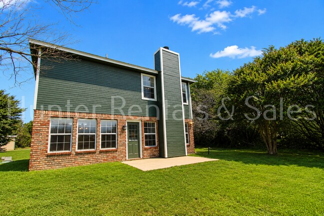 Building Photo - Country Living!