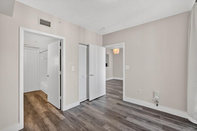 Building Photo - 3020 NE 32nd Ave