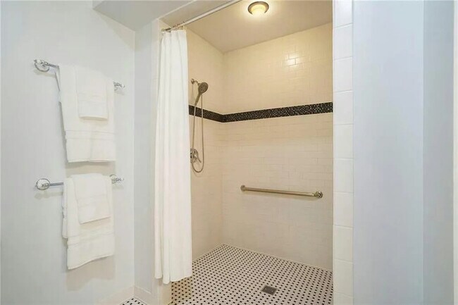 Building Photo - 2262 Meadowvale Dr NE