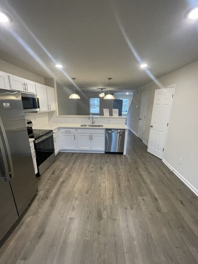 Building Photo - 2 bd 2.5 ba Townhouse