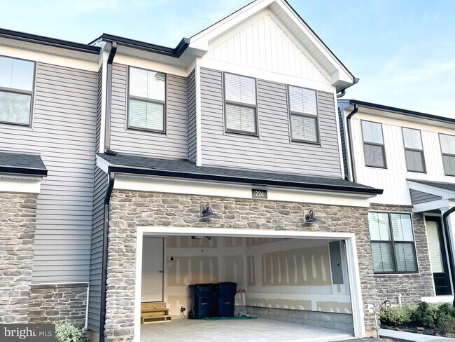 Building Photo - 224 Lilac St