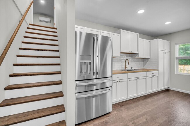 Building Photo - Comfortable Living with Modern Upgrades in Prime Goose Creek Location
