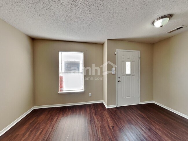 Building Photo - 10914 Cyrus Dr
