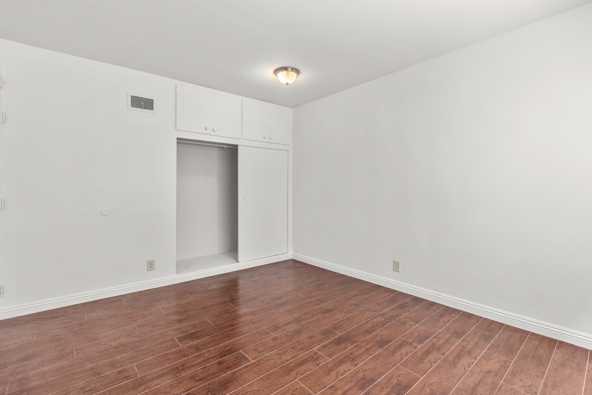 Building Photo - 1142 S Serrano Ave